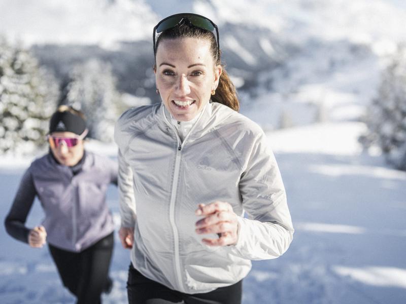 Laufbekleidung von Odlo für den Winter lässt Athlet:innen leichter schneller laufen